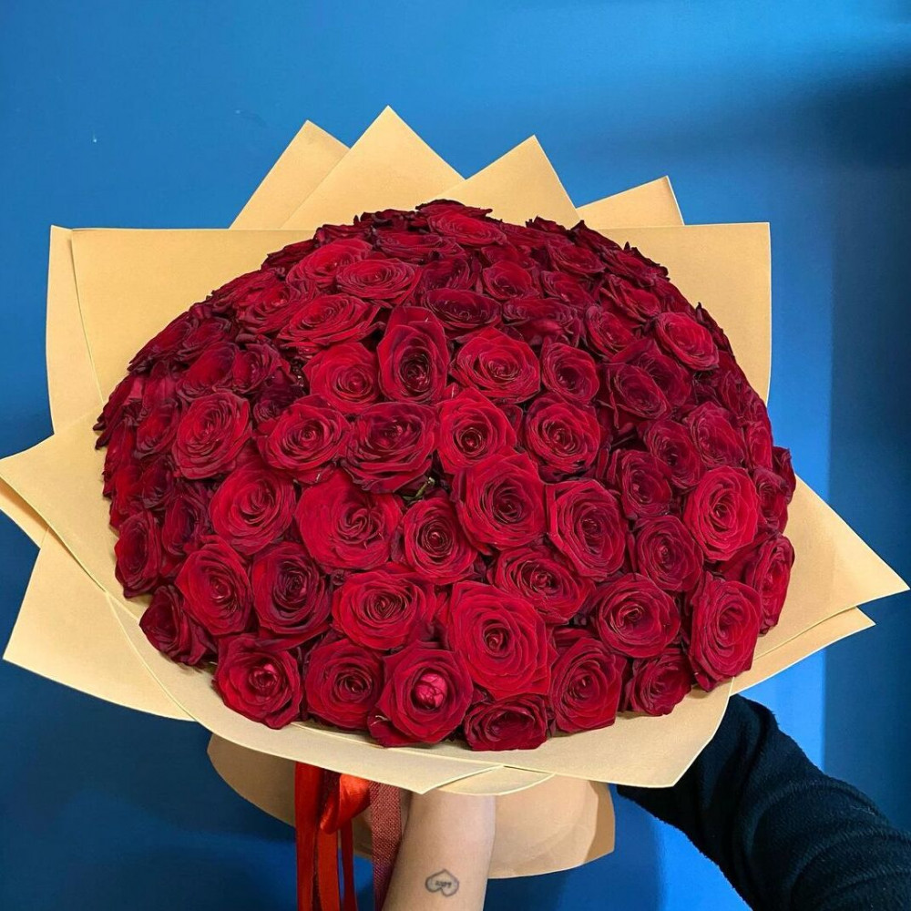 Букет цветов «101 красная роза в крафте»