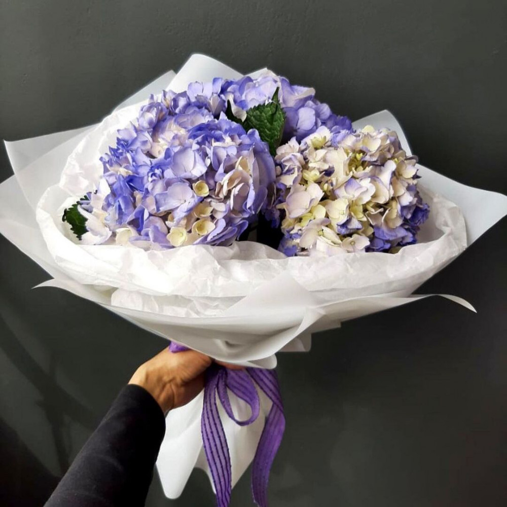 Букет цветов «3 голубые гортензии»
