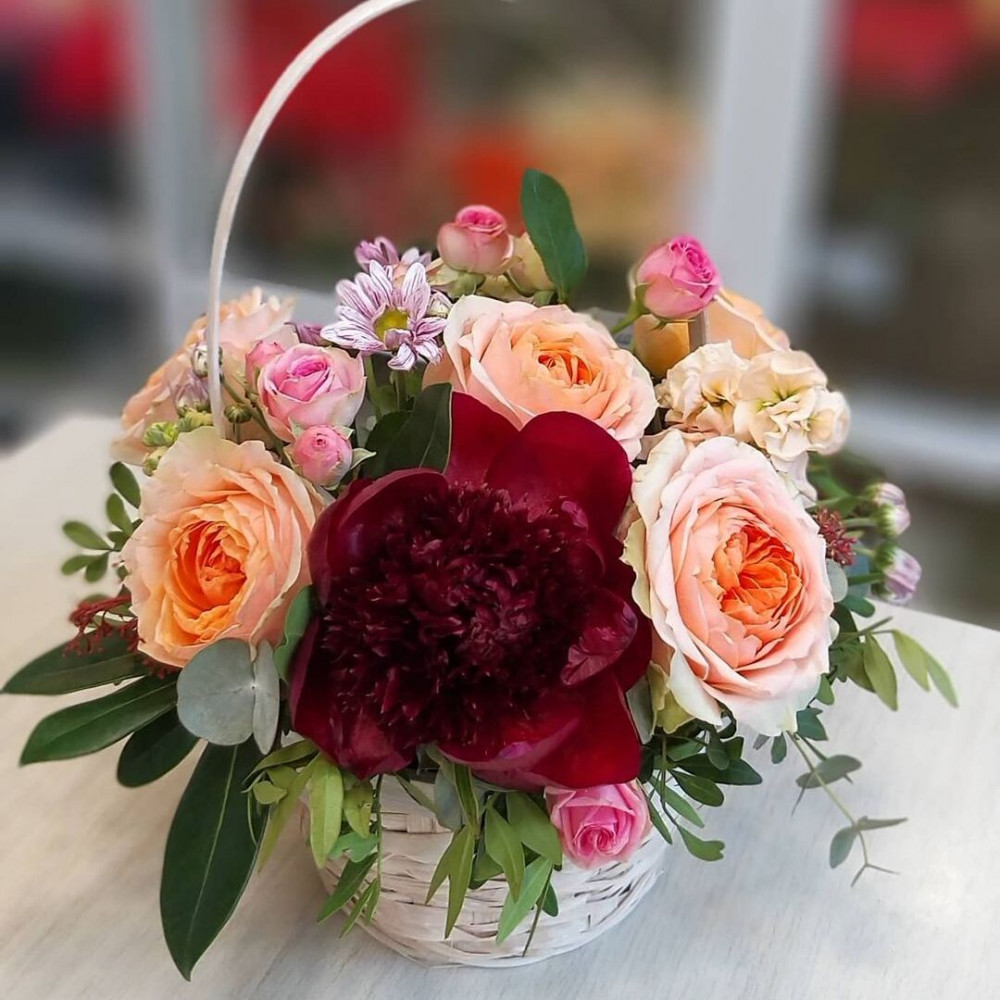 Букет цветов «Корзина с пионами и розами»