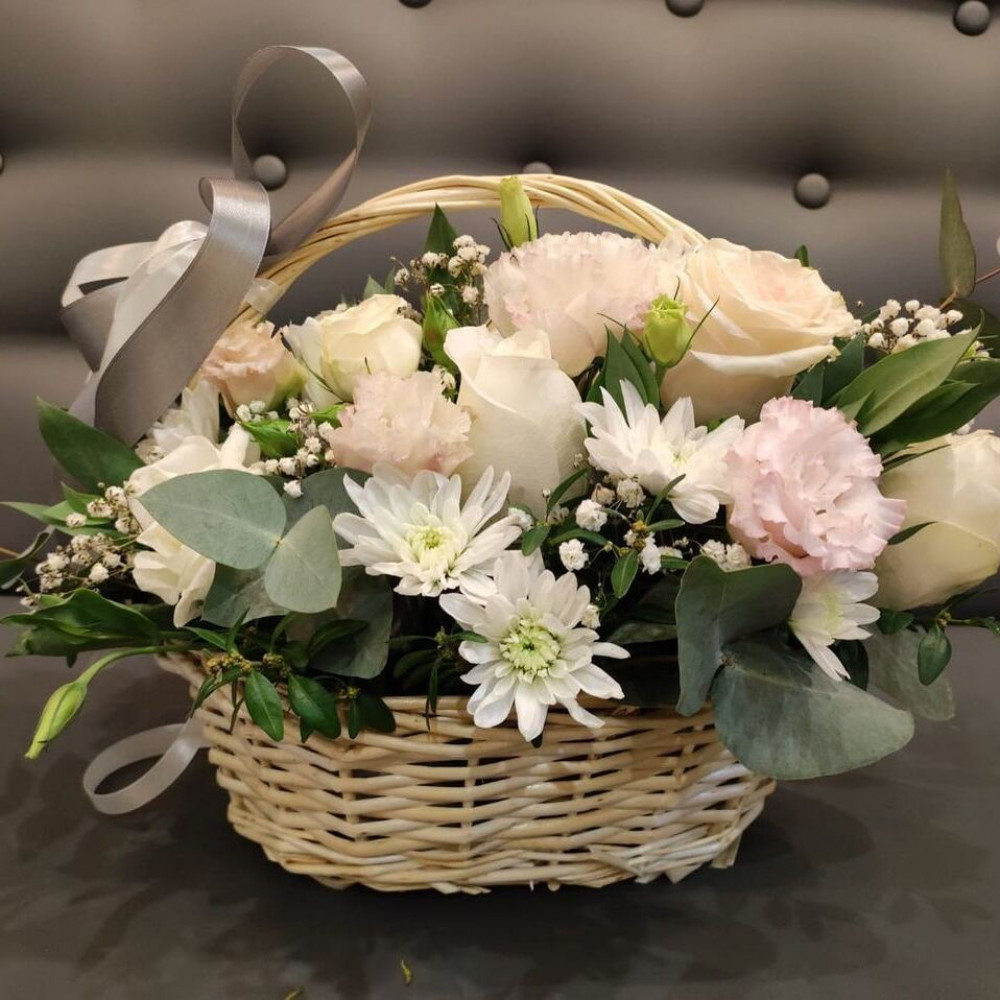 Букет цветов «Корзина из белых роз и хризантем»