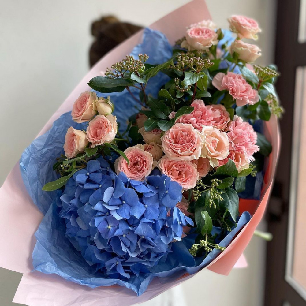Букет цветов «Голубая гортензия и пионовидные розы» - фото 2