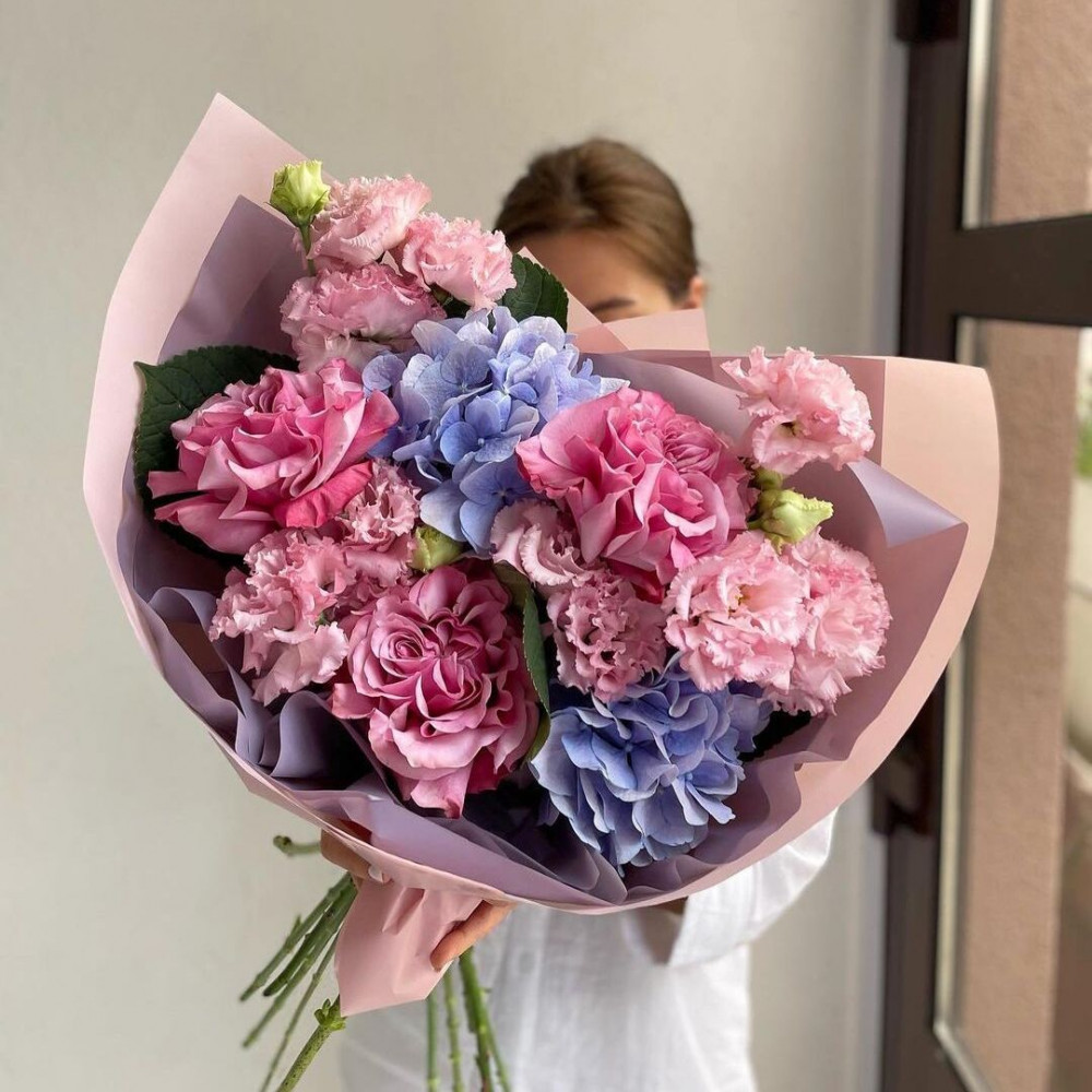 Букет цветов «Голубая гортензия с розами»