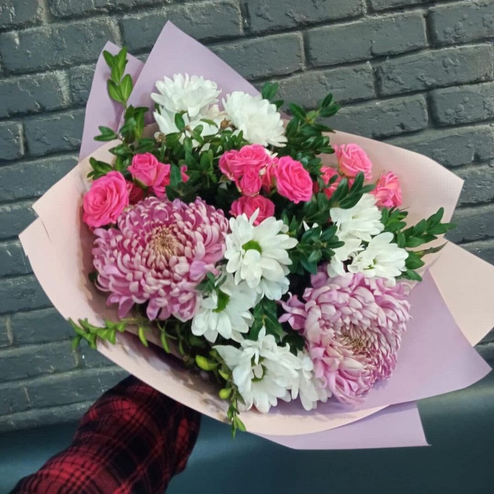 Букет цветов «Букет из кустовых роз и розовых хризантем» - фото 2