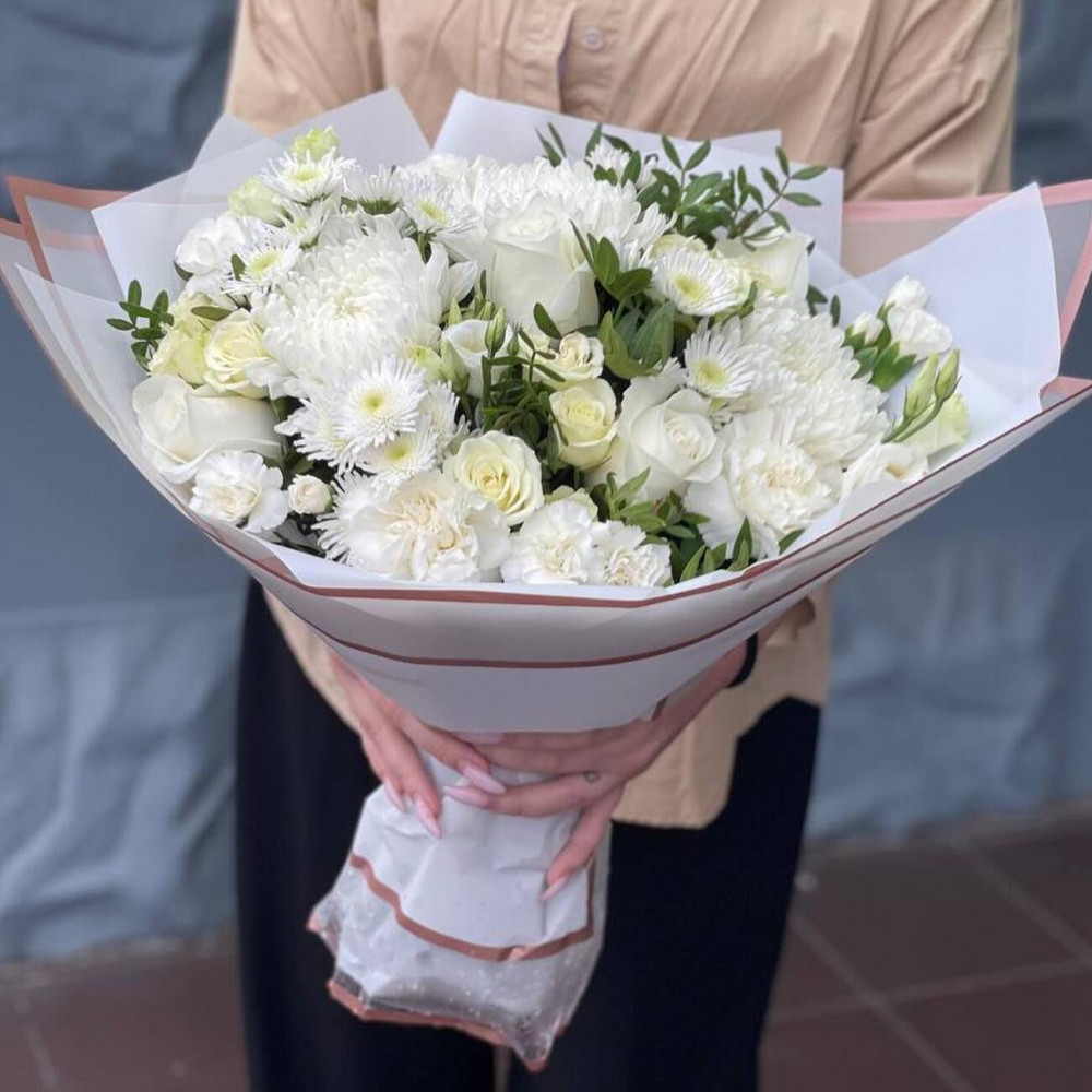 Букет цветов «Букет из белых гвоздик и роз»