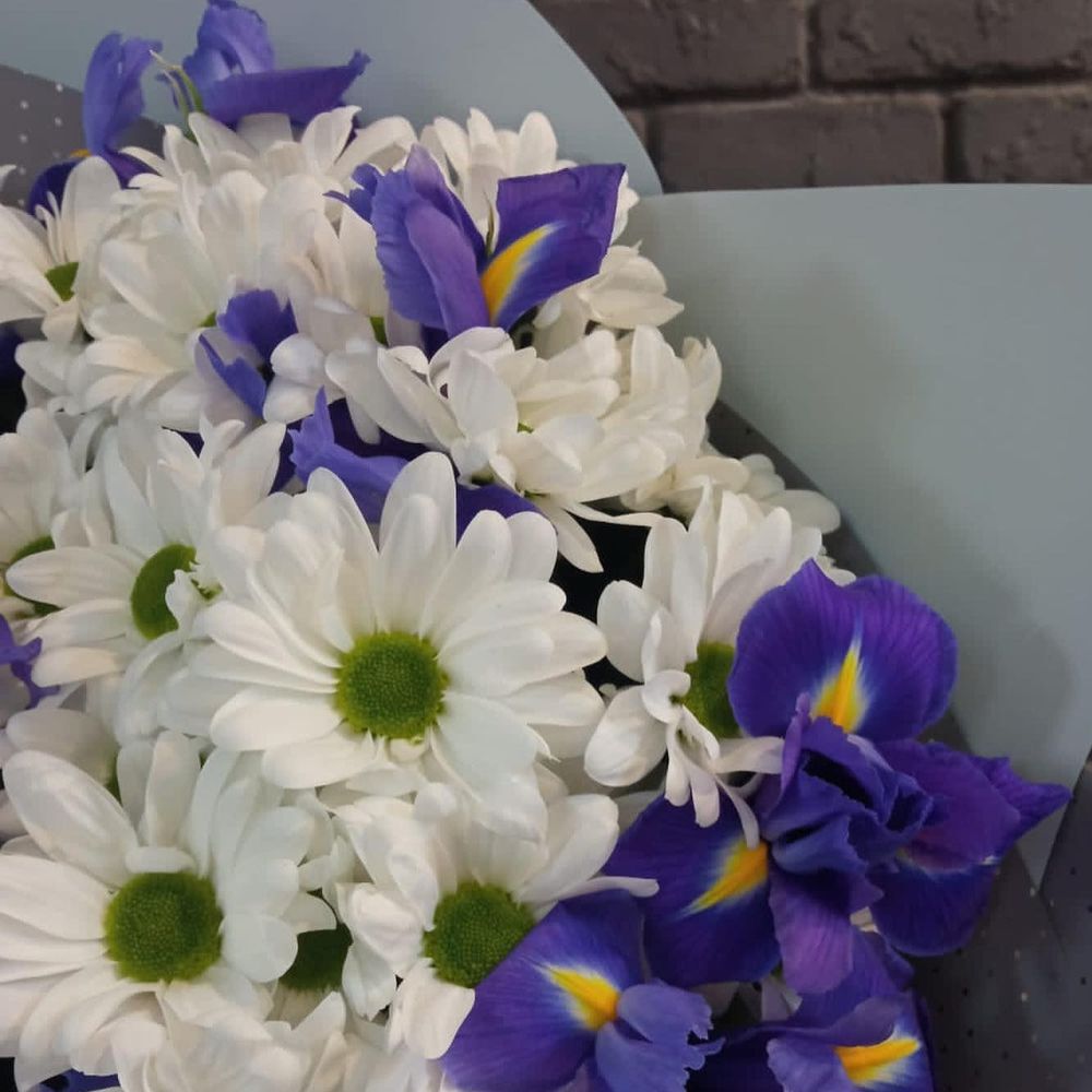 Букет цветов «Букет из белых хризантем и ирисов» - фото 2