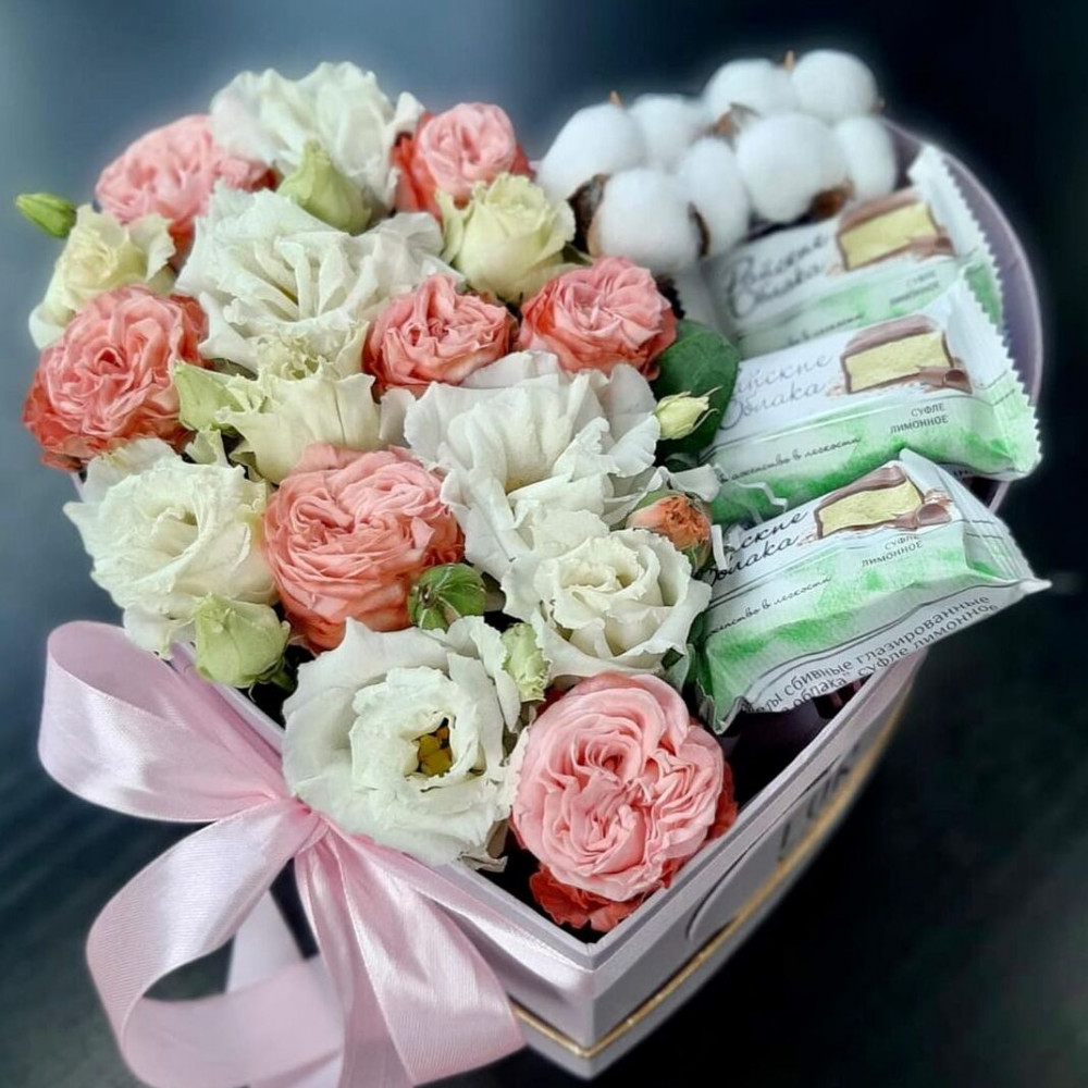 Букет цветов «Коробка сердце с конфетами» - фото 3
