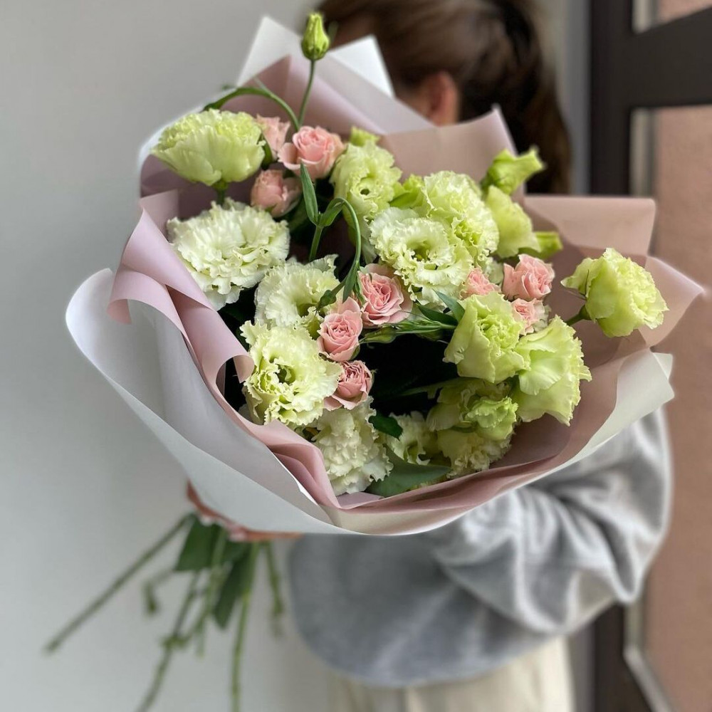 Букет цветов «Зеленая эустома с кустовой розой»