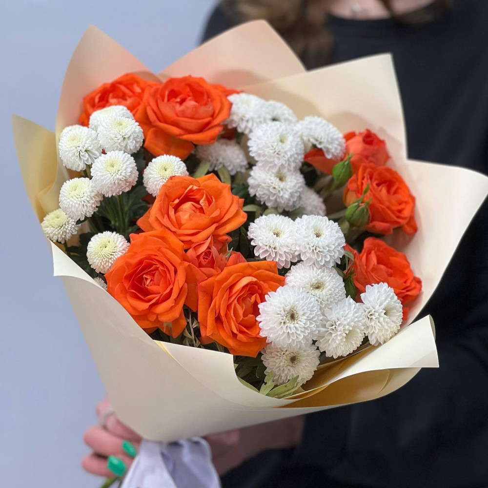 Букет цветов «Букет из оранжевых роз и хризантем»