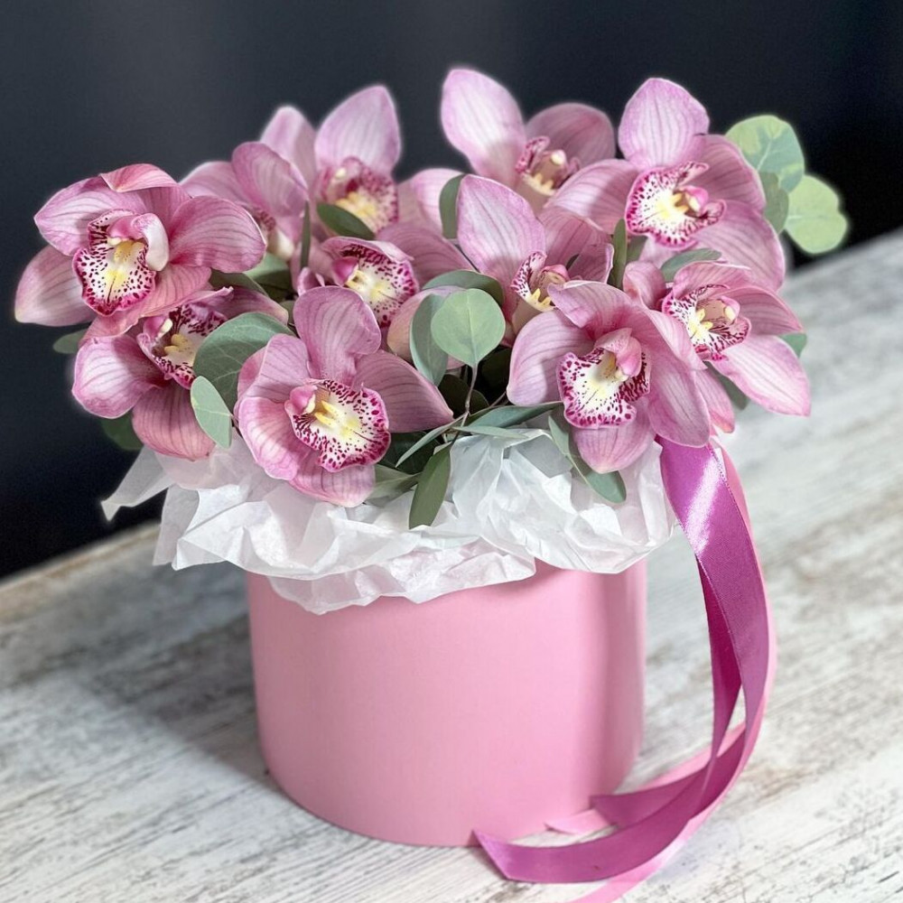 Букет цветов «Орхидеи в шляпной коробке»