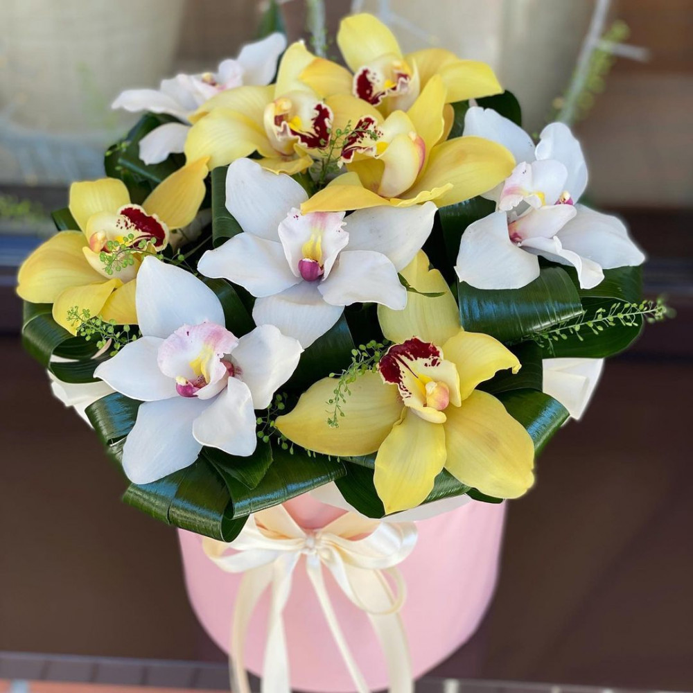 Букет цветов «Орхидеи желтые и белые в коробке» - фото 3