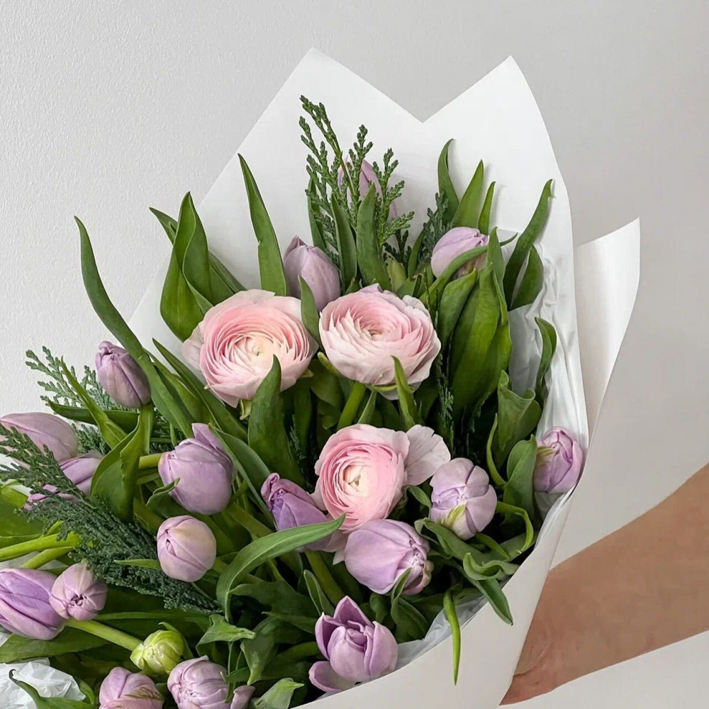 Букет цветов «Букет из розовых ранункулюсов с тюльпанами» - фото 2