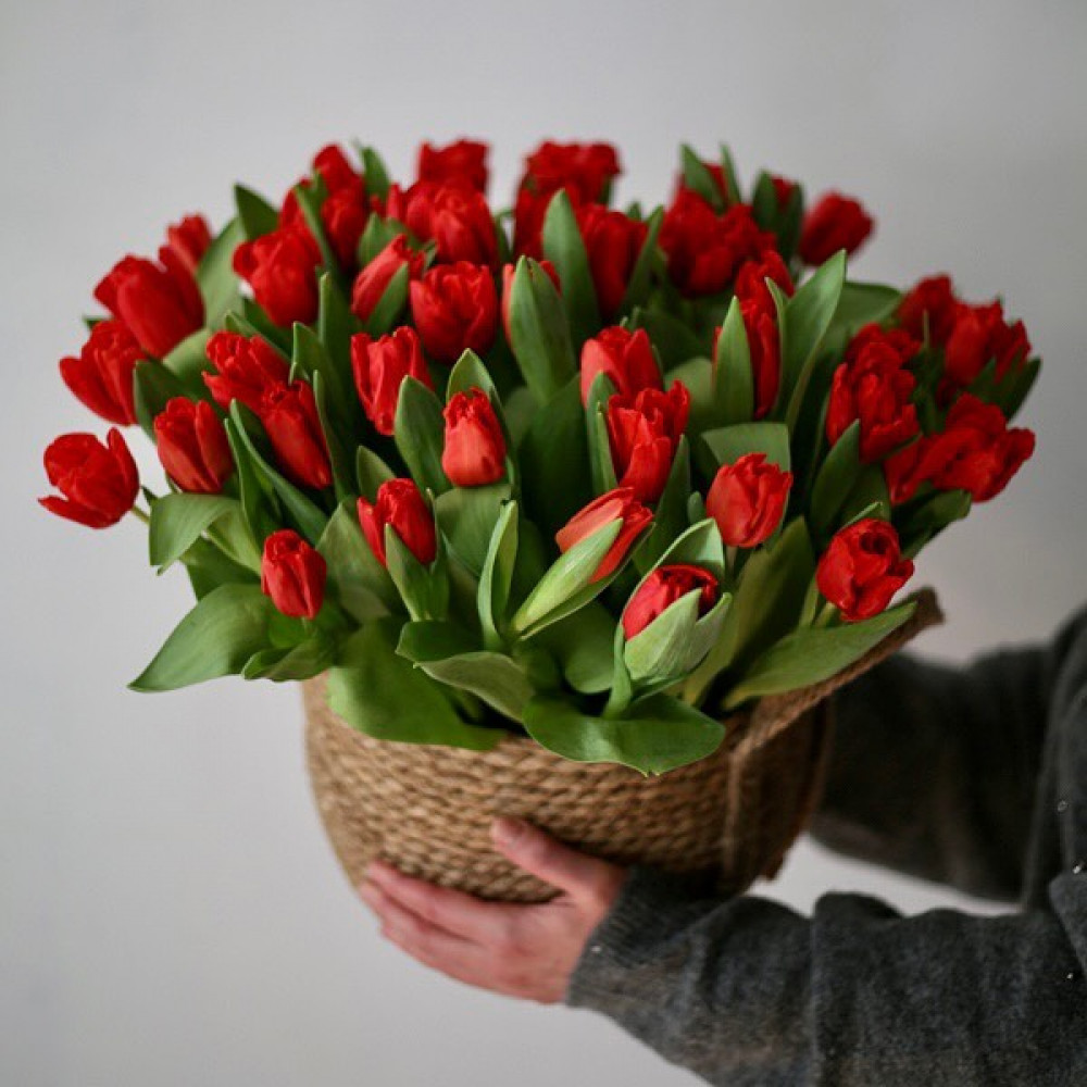 Букет цветов «Красные тюльпаны в корзине»