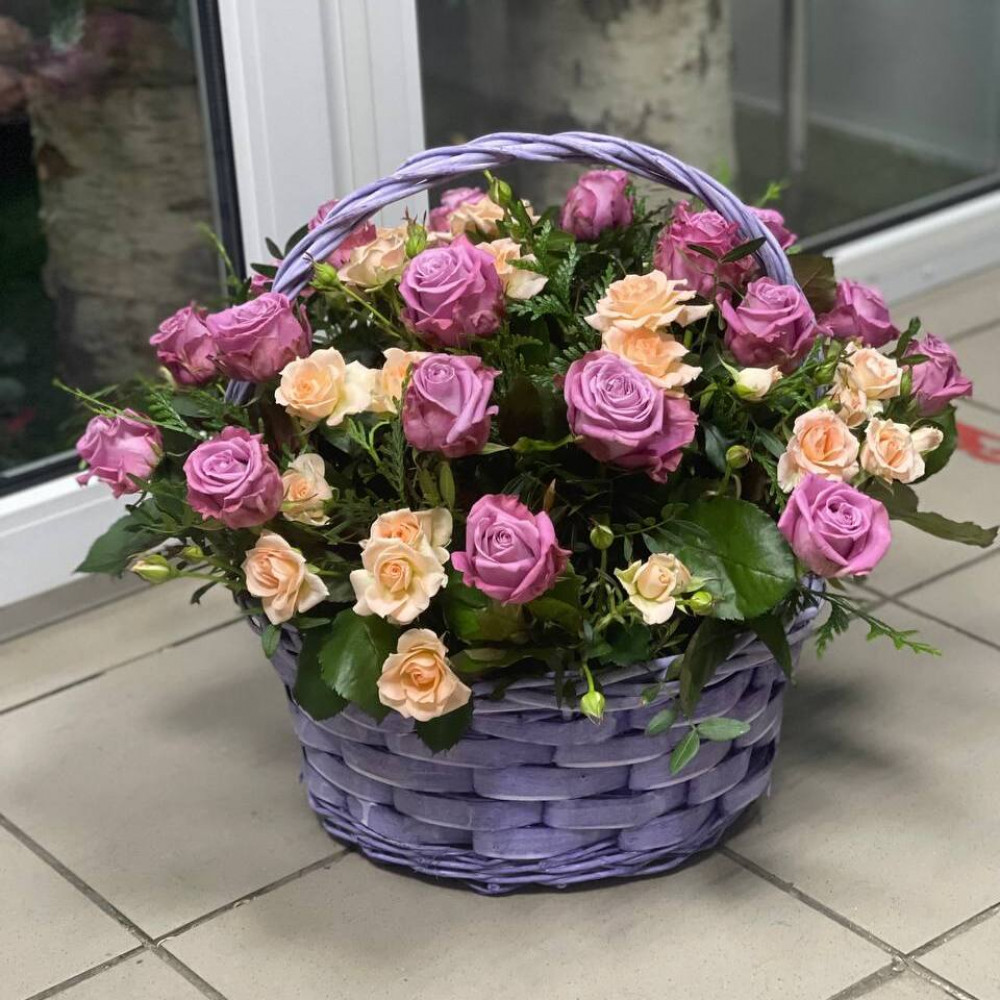 Букет цветов «Кустовые розы в корзине» - фото 3