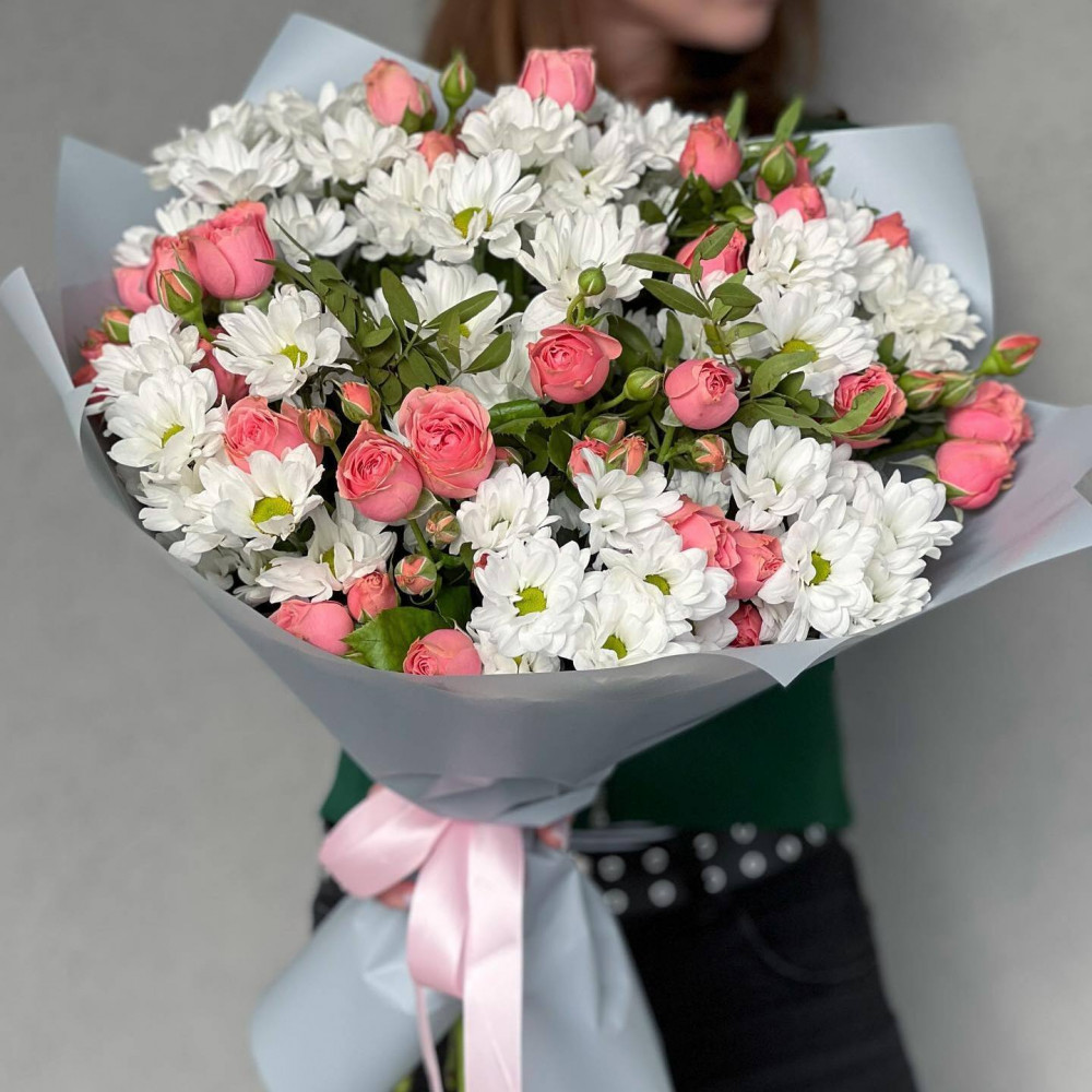 Букет цветов «Букет из кустовых роз и хризантем»