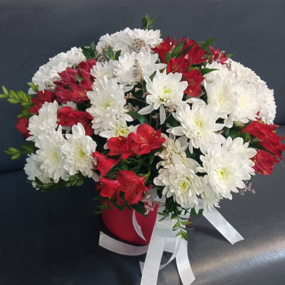 Букет цветов «Белая хризантема с альстромерией в коробке»