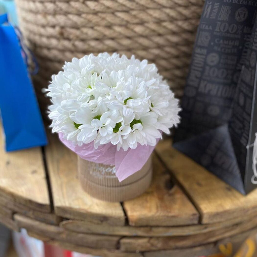 Букет цветов «Белые хризантемы в шляпной коробке» - фото 3
