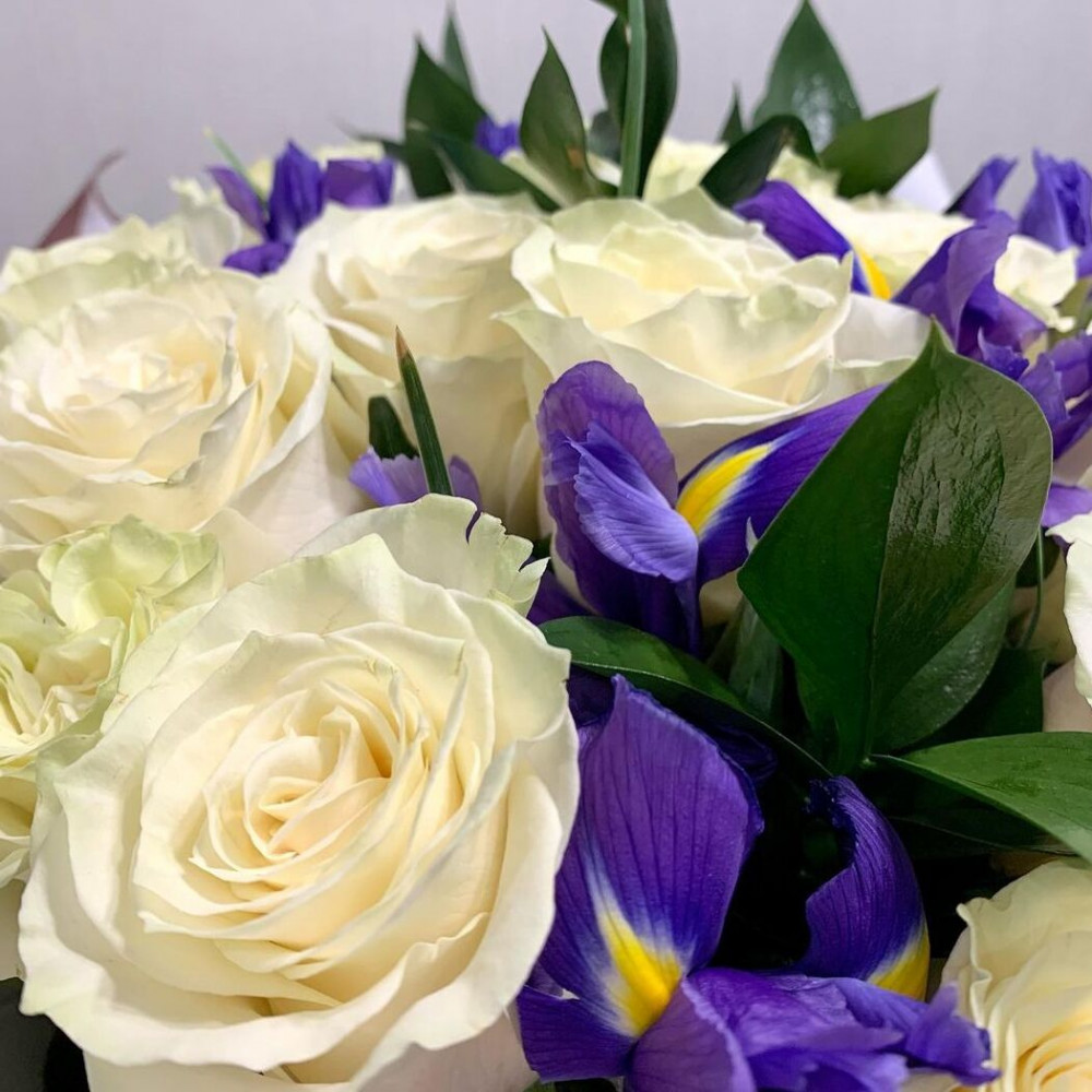 Букет цветов «Белые розы и ирисы» - фото 2